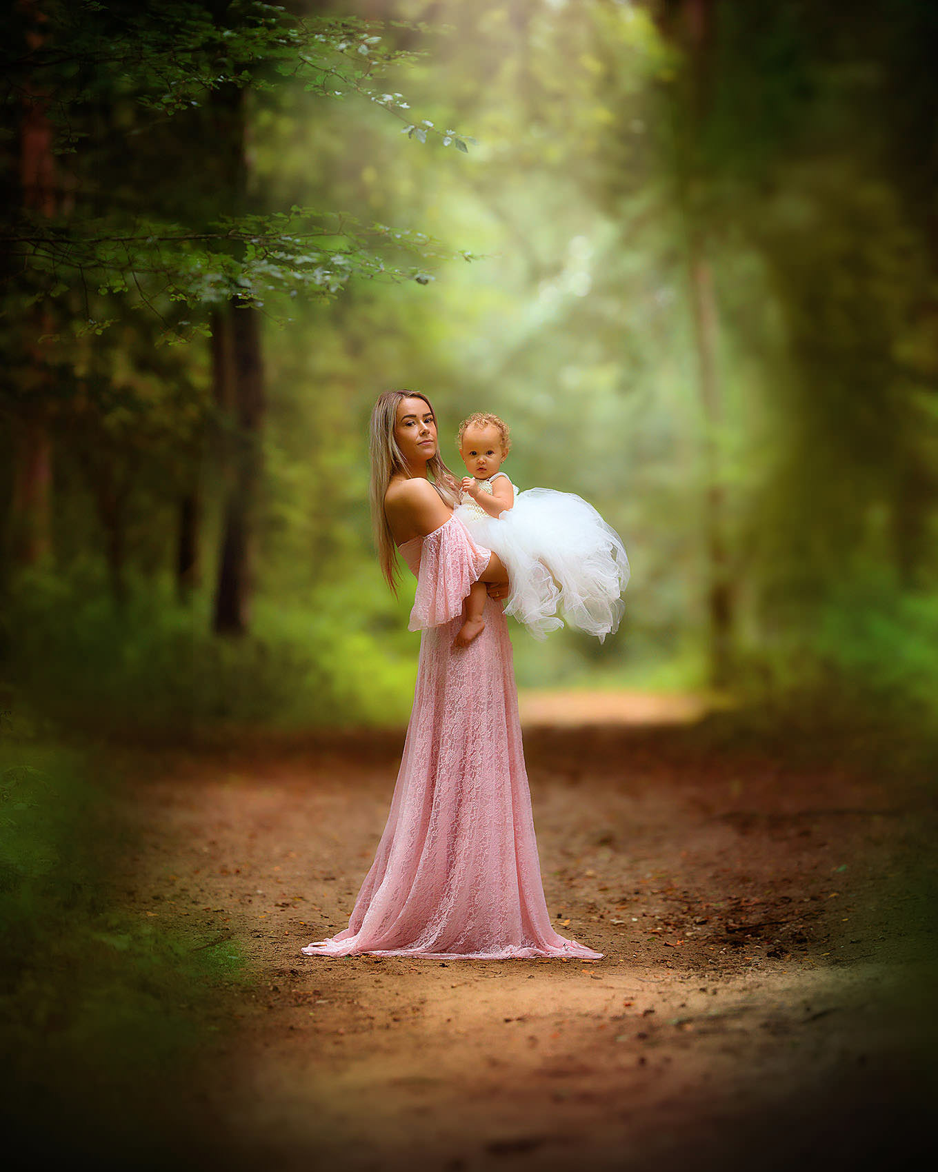 dromerig fine art portret met natuurlijk licht van een moeder met kind in het bos in mooie jurken door natuurlijk licht fotograaf Willie Kers uit Apeldoorn cursus fotografie online