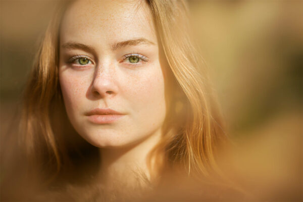 canon EOS R portrait of a sunlit young woman with red hair and freckles by photographer Willie Kers Apeldoorn