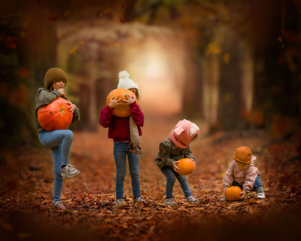Canon EOS R fine art halloween portrait of 4 siblings in an autumn forest holding pumpkins by Willie Kers Photography
