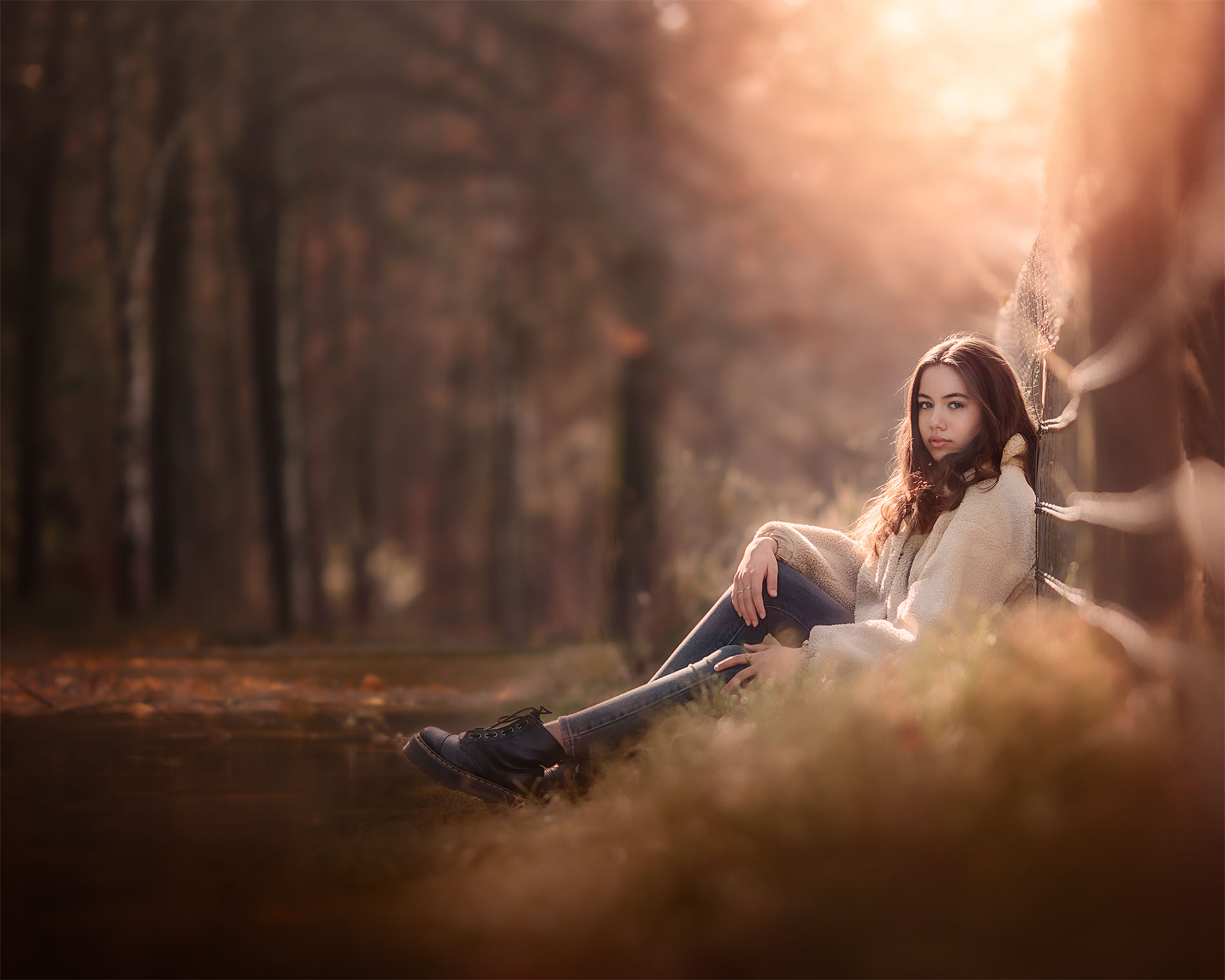 Canon EOS r5 portrait of a young woman sitting at a lake during sunset by natural light photographer Willie Kers