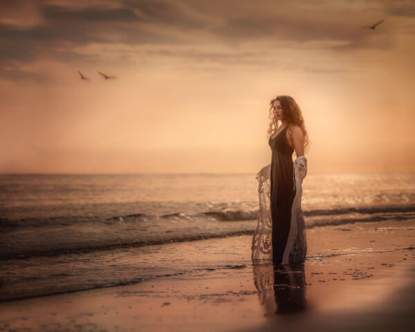 Fine art portret foto van een jonge vrouw aan het strand van Vlissingen tijdens zonsondergang door natuurlijk licht fotograaf Willie Kers uit Apeldoorn copy