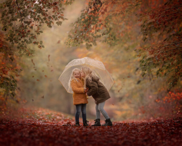 Canon Fine art herfst portret van twee kinderen met een paraplu in het herfstbos door natuurlijk licht fotograaf Willie Kers uit Apeldoorn