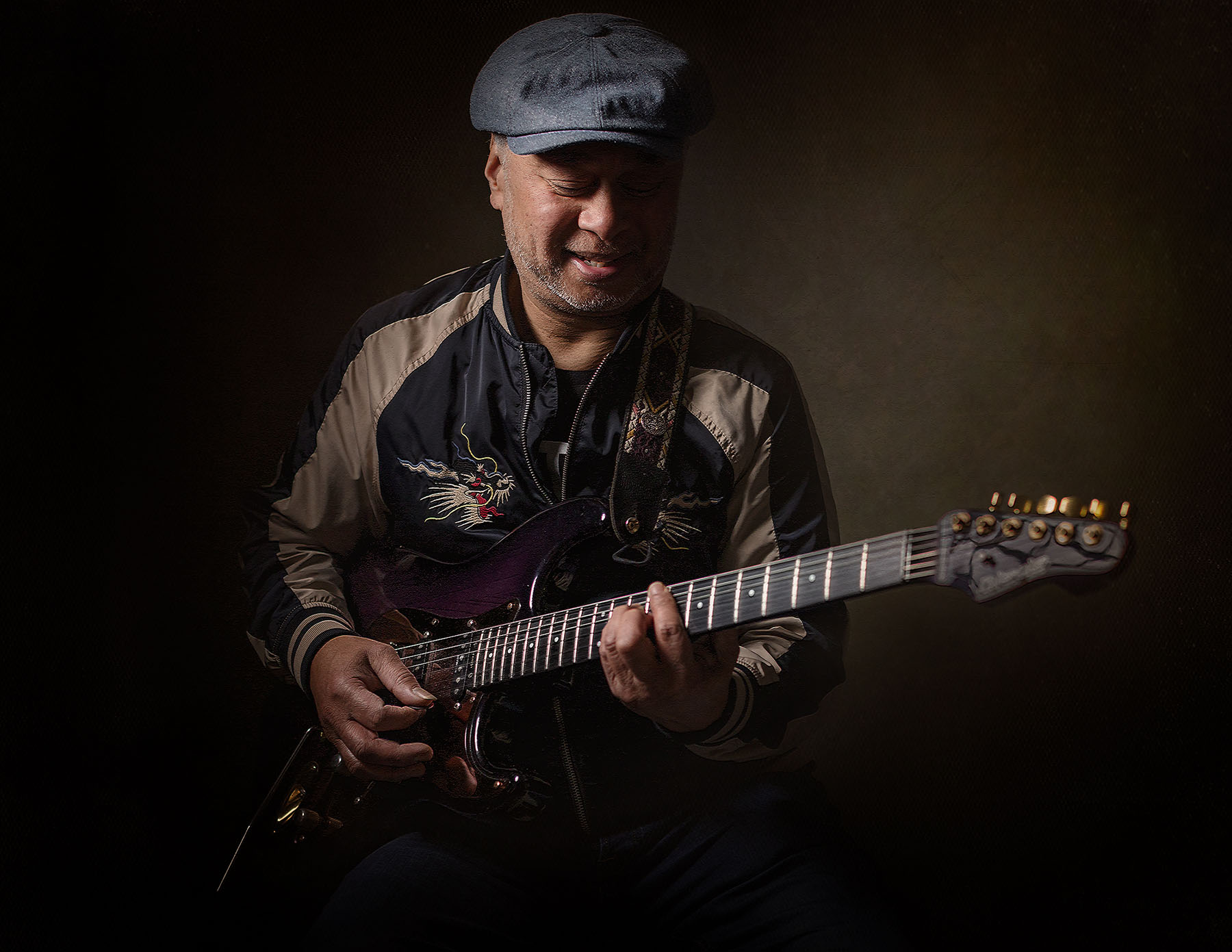 fine art portret van een gitarist door natuurlijk licht fotograaf Willie kers uit Apeldoorn