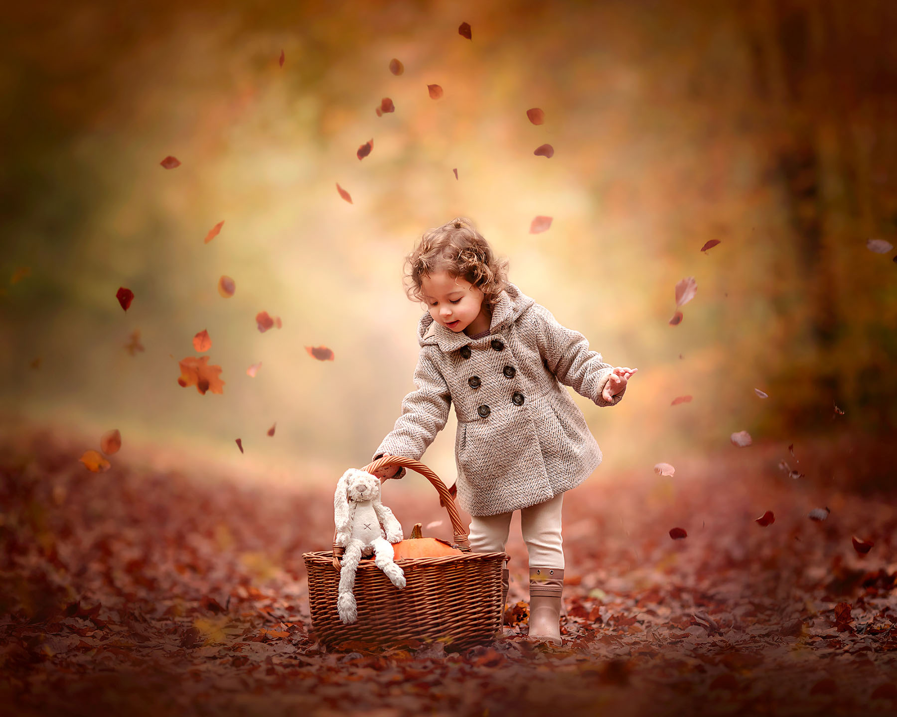 Fine art fotoshoot van een peuter in het bos tussen de bladeren door kinderfotograaf Willie Kers uit Apeldoorn copy
